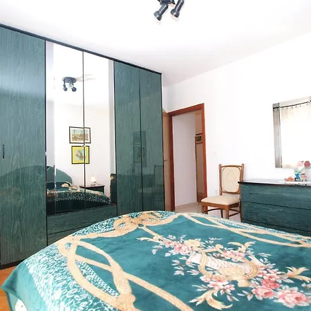 Apartman Fuer 8 Personen Ca 100 Qm In Peruski, Istrien Bucht Von Rasa Krnica